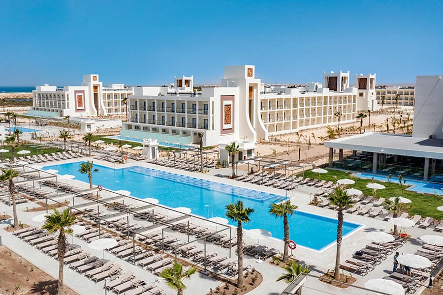Luxe zonvakantie resort met zwembad en palmbomen Kaapverdi&euml;